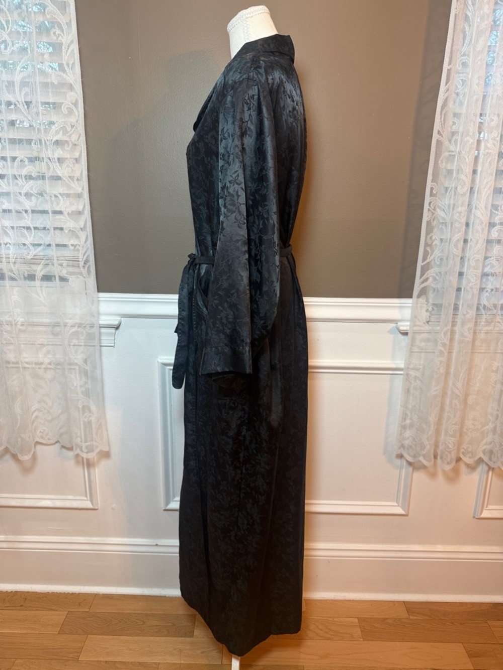 Vintage Victoria’s Secret Gold Label Satin Robe Black Floral M/L - Picture 2 of 11